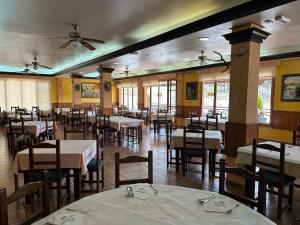A restaurant or other place to eat at Hotel Restaurante Los Caños de la Alcaiceria