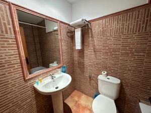 A bathroom at Hotel Restaurante Los Caños de la Alcaiceria