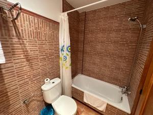 A bathroom at Hotel Restaurante Los Caños de la Alcaiceria