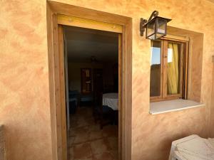 A bed or beds in a room at Hotel Restaurante Los Caños de la Alcaiceria