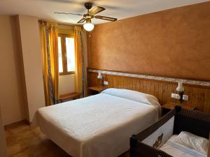 A bed or beds in a room at Hotel Restaurante Los Caños de la Alcaiceria