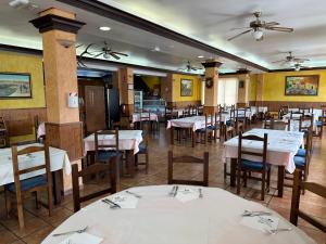 A restaurant or other place to eat at Hotel Restaurante Los Caños de la Alcaiceria