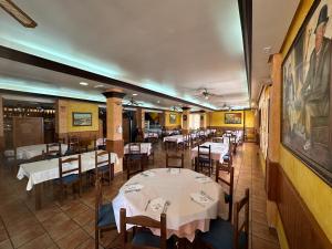 A restaurant or other place to eat at Hotel Restaurante Los Caños de la Alcaiceria