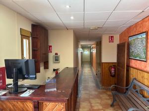 A television and/or entertainment centre at Hotel Restaurante Los Caños de la Alcaiceria