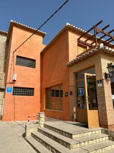 ein Gebäude mit Stufen vor einem Gebäude in der Unterkunft Hotel Restaurante Los Caños de la Alcaiceria in Alhama de Granada