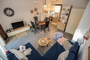 Posezení v ubytování Costal Charm Apartment