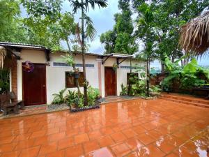 a house with a courtyard in front of it at Sothea Angkor Homestay in Phumi Ta Phul