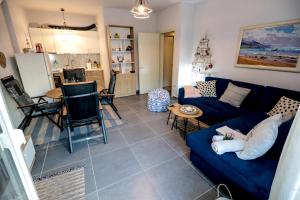 Posezení v ubytování Costal Charm Apartment