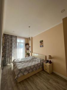 una camera con letto e finestra di LIGHT HOUSE a Batumi