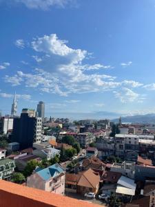 vista sulla città dal tetto di un edificio di LIGHT HOUSE a Batumi