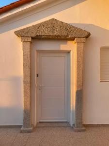 una porta del garage sul lato di un edificio di Miniloft Baiona I a Baiona