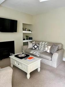 sala de estar con sofá y mesa de centro en Queen's Cottage, Skipton, en Skipton