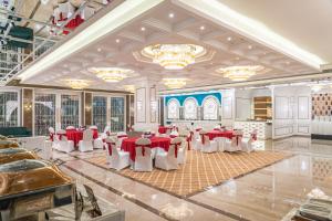 Restaurace v ubytování Clarion Hotel Dehradun + 33 fotografií