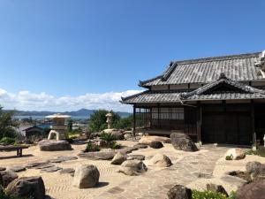 un edificio con rocas frente a un edificio en Tokuto"King Villa" - Vacation STAY 73553v, en Ieura