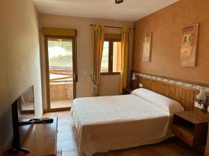 A bed or beds in a room at Hotel Restaurante Los Caños de la Alcaiceria