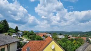 uma vista de uma cidade sob um céu nublado em Ferienwohnung Kefeder em Lochenhaus