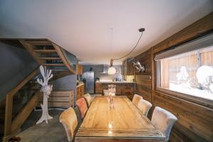 una sala da pranzo con tavolo e sedie in legno di chalet Polar a Chamonix-Mont-Blanc