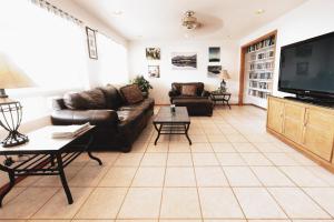 TV a/nebo společenská místnost v ubytování Suite 2 Lynn View Lodge