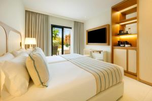 Een bed of bedden in een kamer bij The Signature Level at TRS Ibiza Hotel - All Inclusive Adults Only - Entrance to Clubs included
