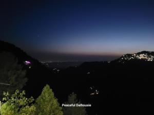 - une vue sur les lumières de la ville la nuit dans l'établissement Peaceful Dalhousie, à Dalhousie