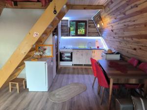 a kitchen and dining room in a tiny house at Neyla Suit in Arhavi