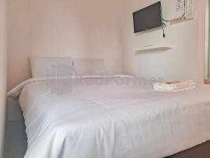 Voodi või voodid majutusasutuse Adam Guesthouse Mitra RedDoorz toas