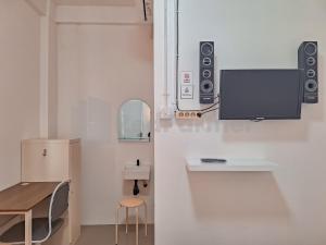 TV a/nebo společenská místnost v ubytování Adam Guesthouse Mitra RedDoorz