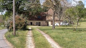 a dirt road in front of a house at Marilune in Coux-et-Bigaroque