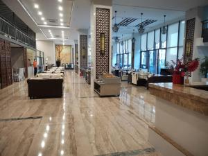 三亞的住宿－中州国际公寓(三亚湾凤凰机场店)，大厅,在大楼里设有沙发和桌子