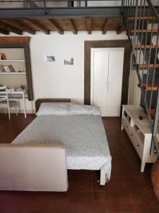 una camera con due letti e una scala di Loft - Le Maioliche a Montelupo Fiorentino