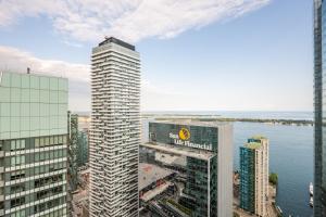 een luchtzicht op een hoog gebouw naast het water bij GLOBALSTAY Gorgeous Downtown Apartment in Toronto