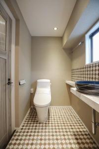 Elle comprend une petite salle de bains pourvue de toilettes et d'une fenêtre. dans l'établissement ZDT-406, à Tokyo