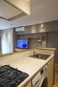 uma cozinha com um fogão, um lavatório e uma televisão em ZDT-406 em Tóquio