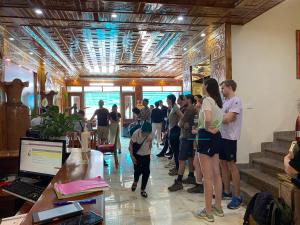 un gruppo di persone in piedi in una stanza di Sun Hà Giang Hotel a Ha Giang