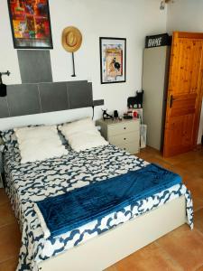 Säng eller sängar i ett rum på Au Mazet du Parc