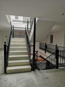 eine Treppe in einem Gebäude mit einer Treppe in der Unterkunft Apartamento Aretusa Luz in Zahara de los Atunes