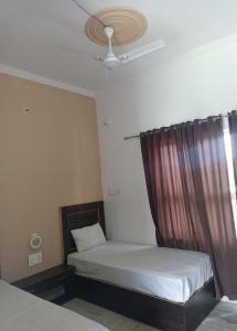 Een bed of bedden in een kamer bij Aarambh Residency