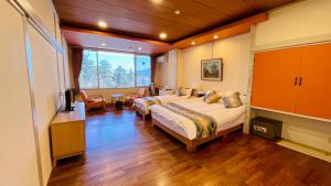 Cette chambre comprend deux lits et une télévision. dans l'établissement Kurobe Sunvalley Hotel, à Omachi