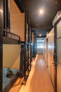 długi korytarz z łóżkami piętrowymi w pokoju w obiekcie Black Panther Hostel w Phuket