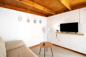 チクラナ・デ・ラ・フロンテーラにあるObispo Rancés 12 Aのソファと壁掛けテレビのあるリビングルーム