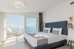 Postel nebo postele na pokoji v ubytování Golden Coast Beachfront Resort + 37 fotografií