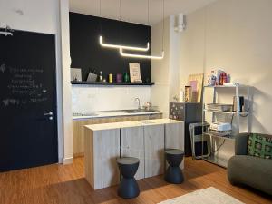 - une cuisine avec un comptoir et des tabourets dans une pièce dans l'établissement Casa Sepuluh @ Core Soho Suites Kota Warisan, à Sepang