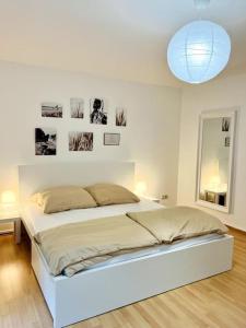 1 dormitorio blanco con 1 cama en una habitación en Apartment zentral in Duisburg, en Duisburg