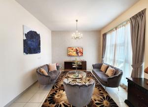 uma sala de estar com um sofá, uma mesa e cadeiras em RH- The Perfect Family Getaway, 3BR in Standpoint Tower em Dubai