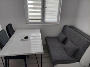 ヴィシェグラードにあるApartmani Golubina - Visegradのソファとテーブルと椅子のあるリビングルーム +9枚の写真