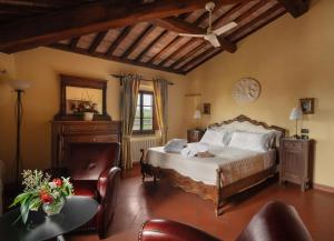 um quarto com uma cama, uma mesa e cadeiras em Villa La Cappella em Montespertoli