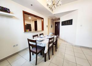 uma sala de jantar com mesa e cadeiras em RH- The Perfect Family Getaway, 3BR in Standpoint Tower no Dubai