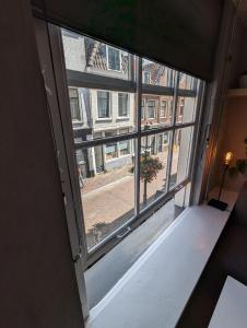um quarto vazio com uma janela com vista para uma rua em Monumental gem in the heart of Utrecht City em Utrecht