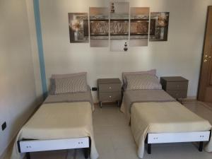 Zimmer mit 3 Betten in einem Zimmer in der Unterkunft B&B Camelie in Melfi