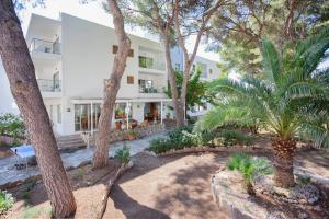 Κήπος έξω από το Petit Garden Hotel by Flacalco
